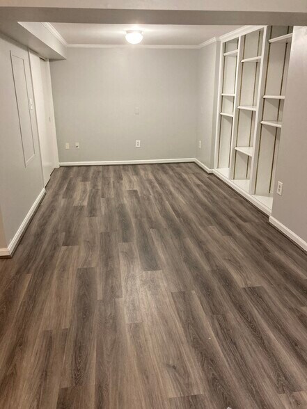 fits a cali king bed - 500 Meadow Hall Dr