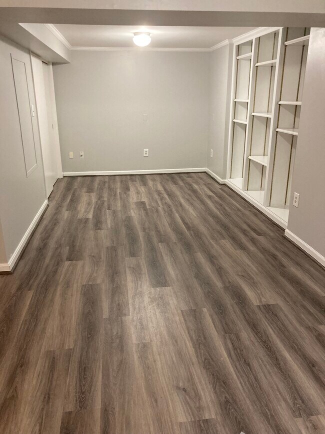 fits a cali king bed - 500 Meadow Hall Dr