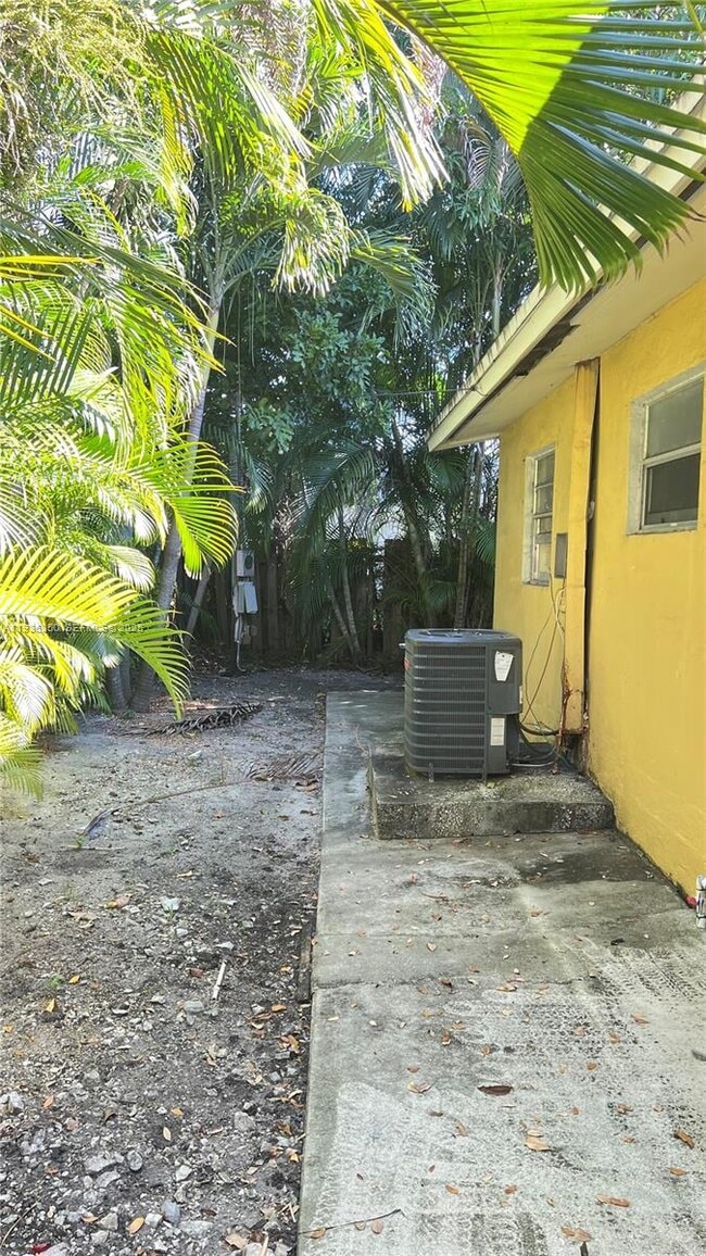 Building Photo - 706 SW 4th Terrace