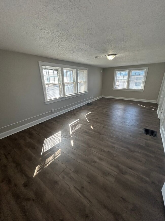 Building Photo - Spacious 4 Bed, 2 Bath Home in Prime Rockhill/Plaza Area Location