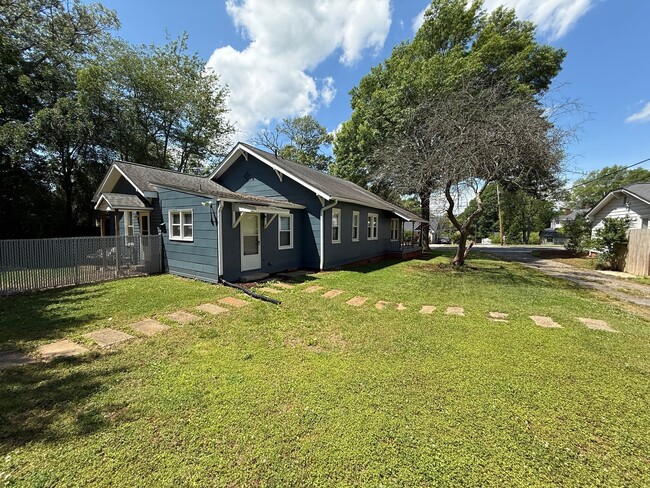 Building Photo - One Bedroom Bungalow