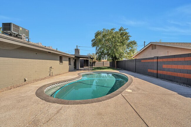 Building Photo - 6-Bedroom, 3-Bath Tempe Home with Pool, Bar & Prime Location