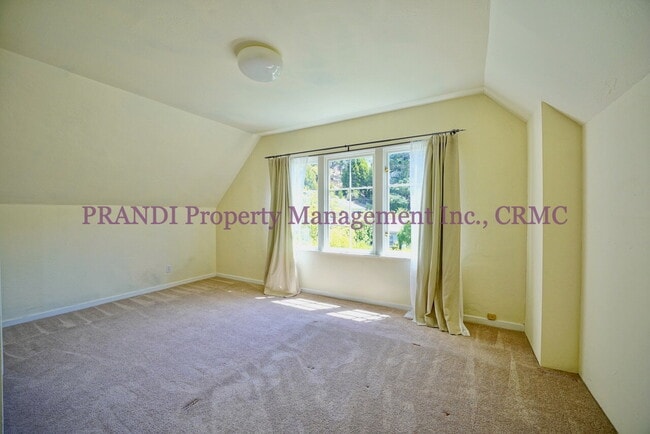 Building Photo - Tudor Gem in Prime Location by Memorial Park