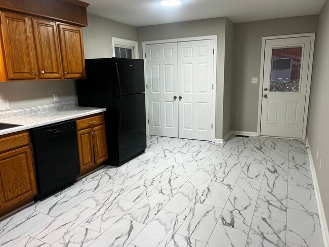 Building Photo - 824 Strawberry Ln