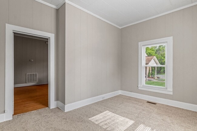 Building Photo - UNCG area with 3 bedrooms and 1 bath, Cent...