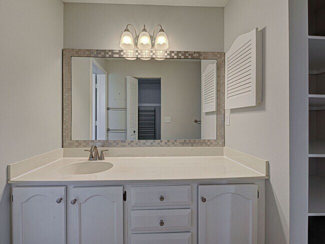 Building Photo - 2BD/2BA Mission Lakes Condo