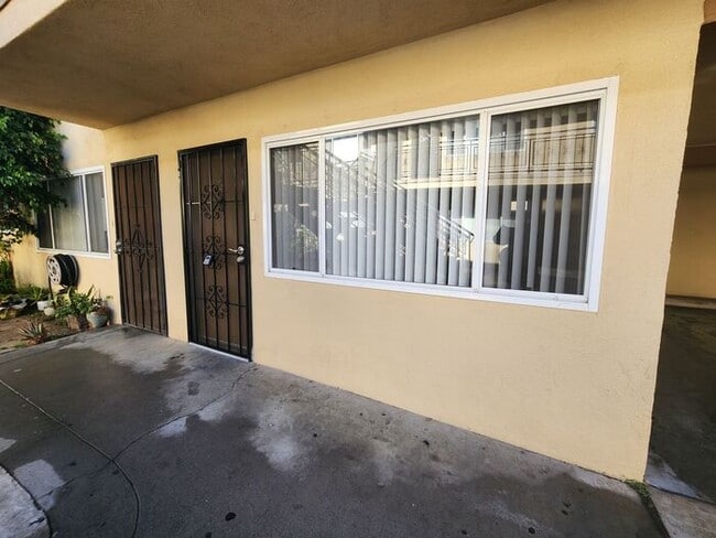 Building Photo - Updated LARGE Bright Lower One Bedroom in ...