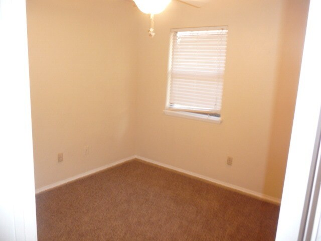 Building Photo - 114 SE Trenton Rd