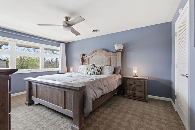 Building Photo - Charming 3-Bed Oasis with Scenic Waterfront Views and Pool 15 minutes from Downtown Nashville