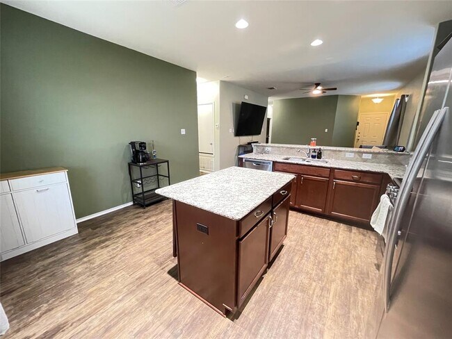 Building Photo - 228 La Dera Dr
