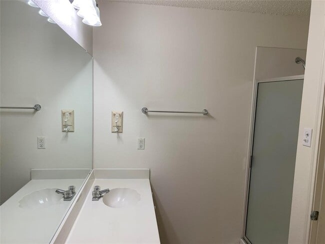 Building Photo - 1033 Silverstone Ln