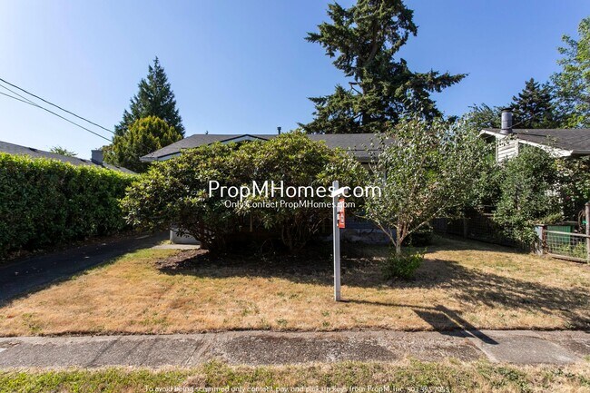 Building Photo - Two Bedroom Bungalow in NE Portland!
