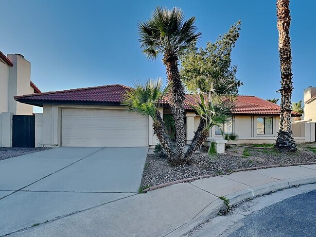 Primary Photo - 421 E Encinas Ave