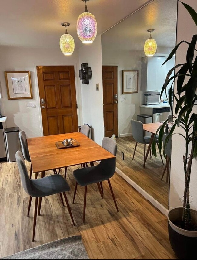 Building Photo - Golden Hill Living: Flexible 2BR Furnished or Unfurnished Options