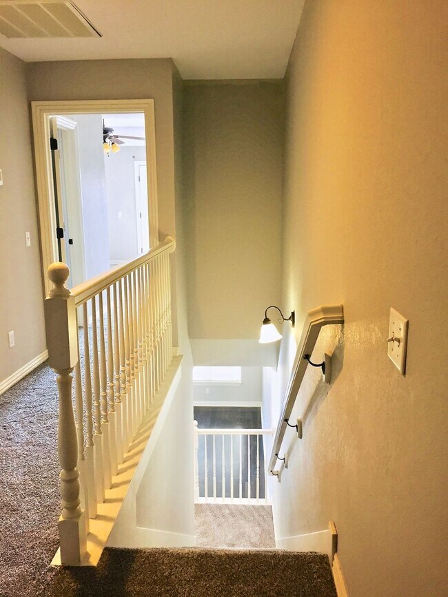 Building Photo - 3 Miles From the UofA!! Beautiful 3 Bedroo...