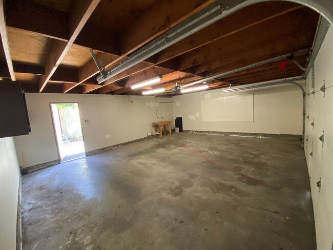 Building Photo - 1100 Island Dr