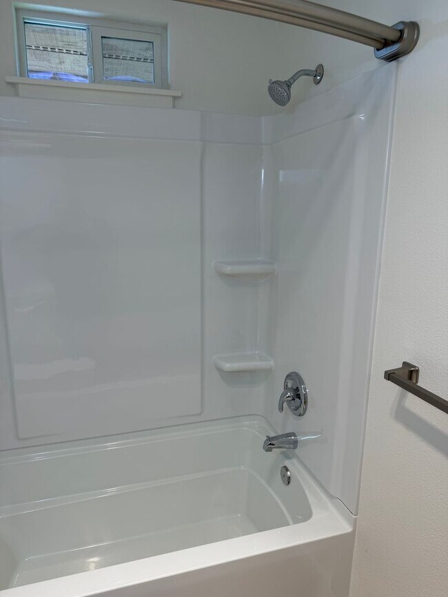 Building Photo - Updated 3 bedroom 1 bath duplex in Junction City!