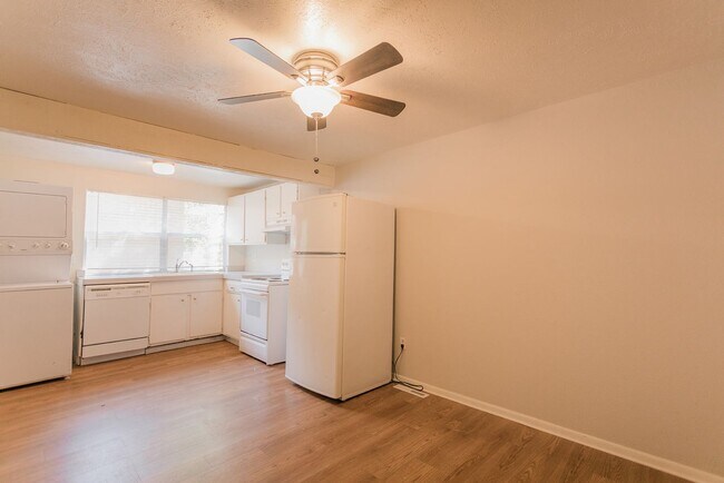 Building Photo - 604 Marine St