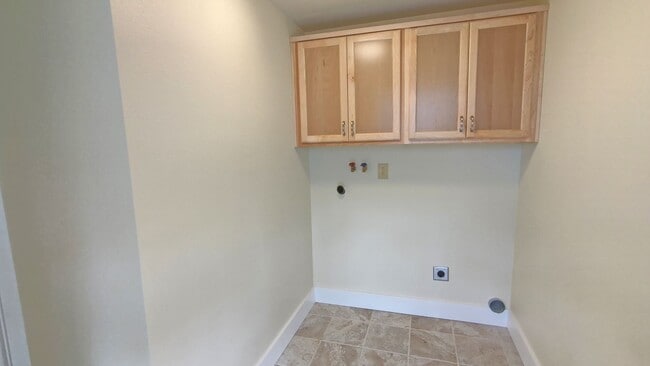 Building Photo - 2 bedroom 1 bath single level home