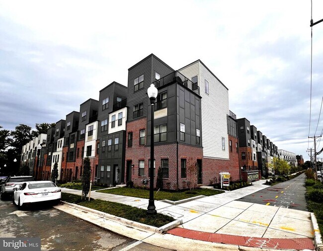 Building Photo - 4989 Eisenhower Ave