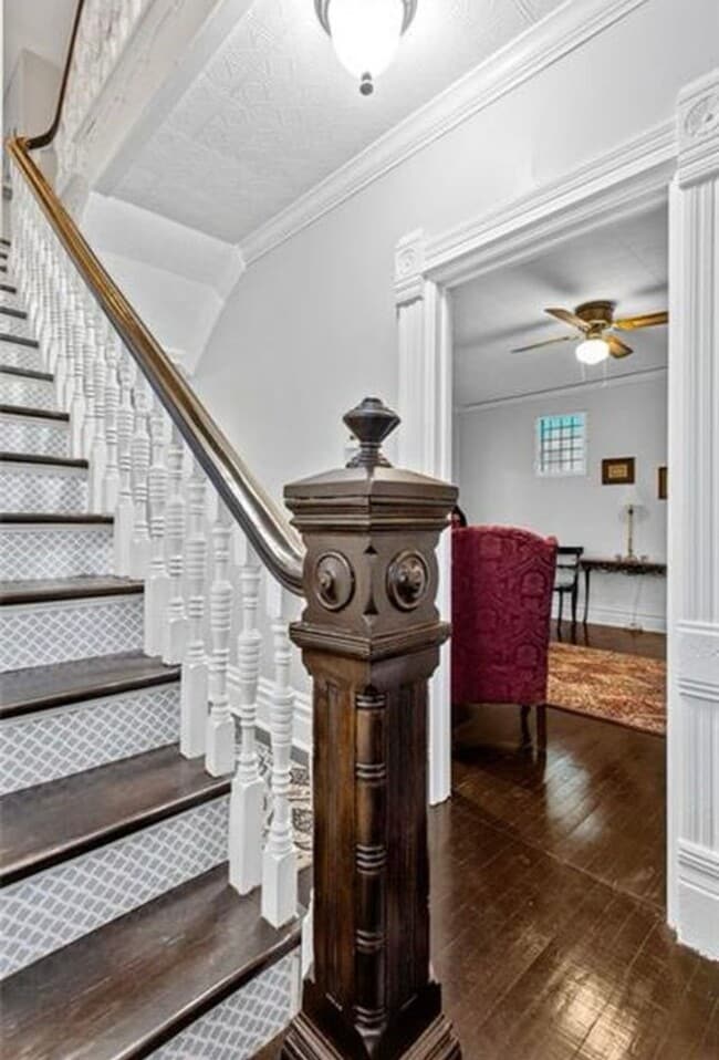 Building Photo - Stylish Victorian Home!