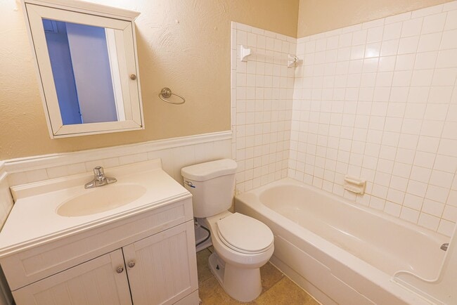 Building Photo - 14 King Henry Cir