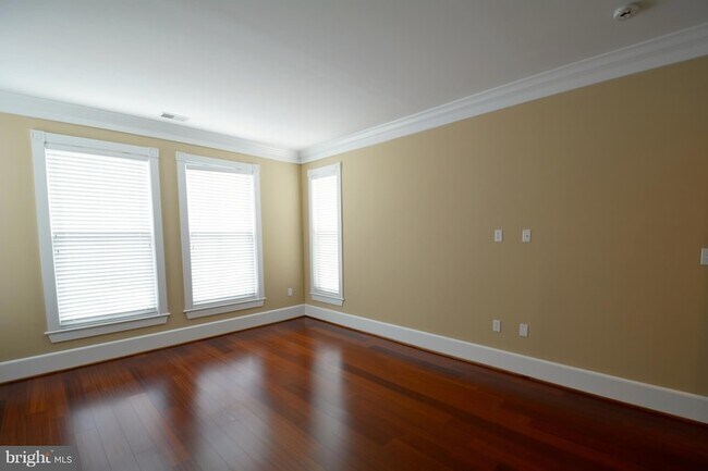 Building Photo - 900 N Washington St