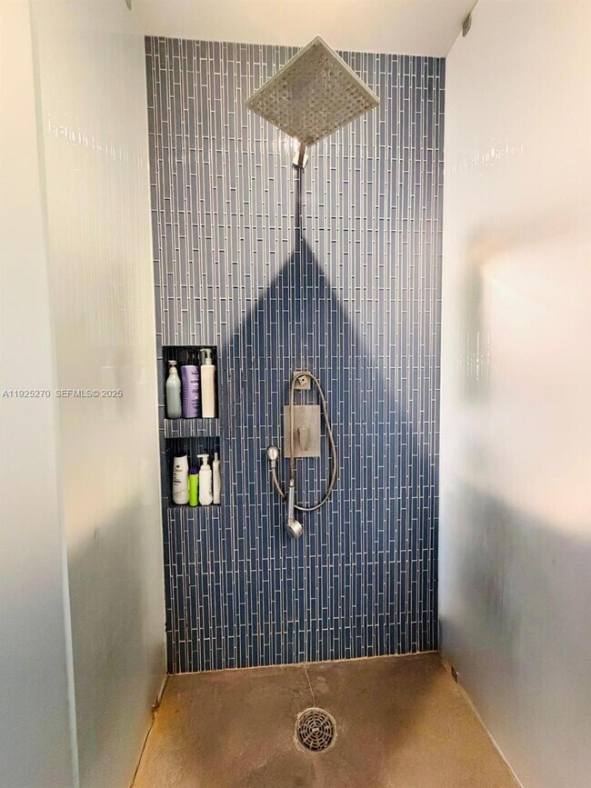 Building Photo - 21025 NE 38th Ave