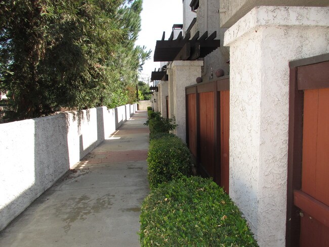 Building Photo - 452 W Huntington Dr