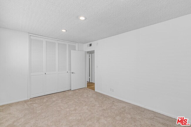 Building Photo - 825 S Gretna Green Way