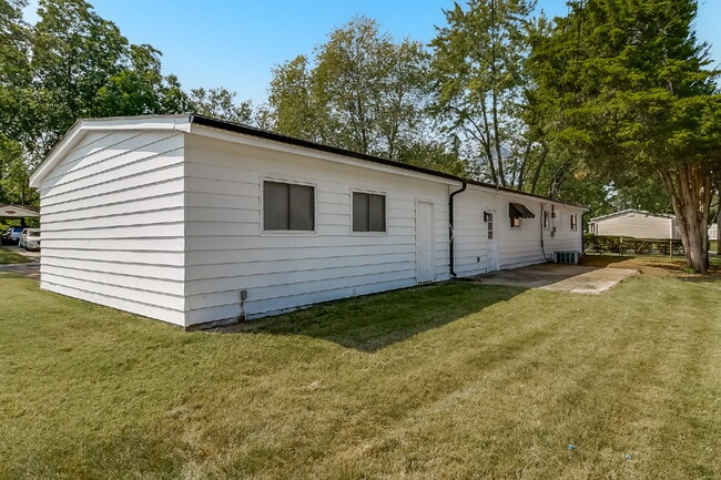 Building Photo - Charming & Modern 3 Bed / 1 Bath Home in F...