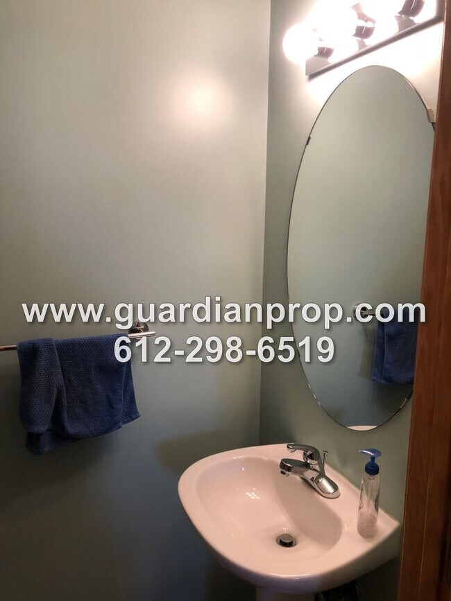 Building Photo - End Unit Townhouse Available December 1, O...