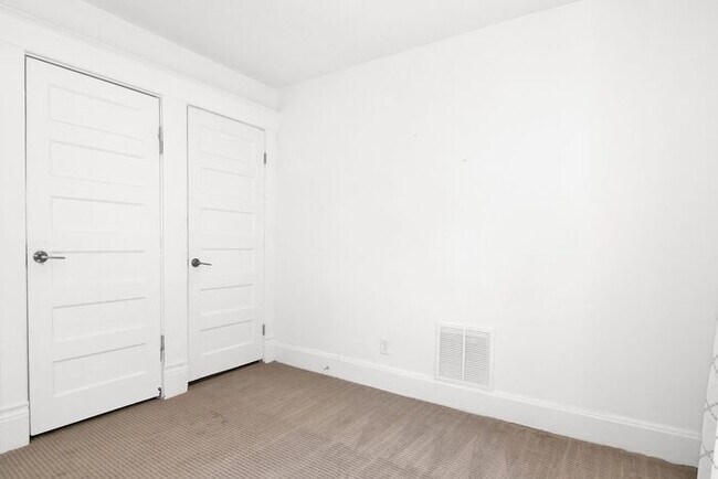 Building Photo - Classic Remodeled Townhome in Windsor Park