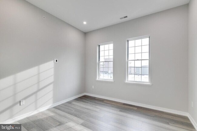 Building Photo - 752 S 16th St