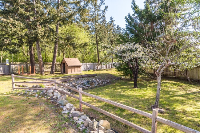 Building Photo - Unique 3 Bed 3 Bath Home