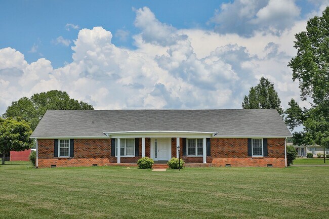 Building Photo - 4 BD, 2 BA Charming Brick Home in Dresden!
