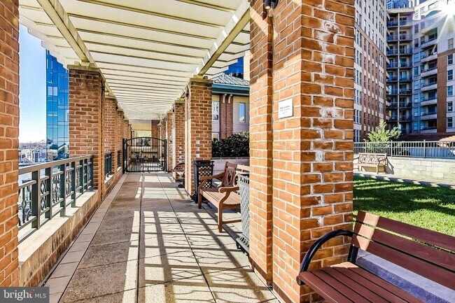 Building Photo - 717 President St