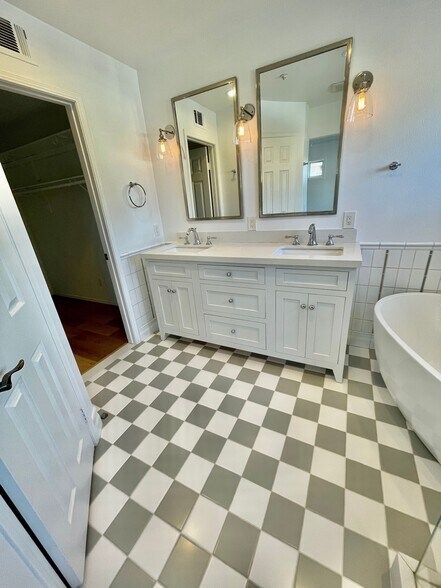 Building Photo - 77 San Raphael
