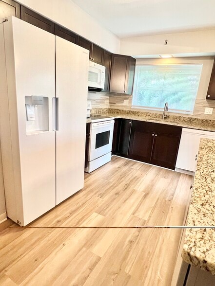 Building Photo - 2385 Van Leunen Dr