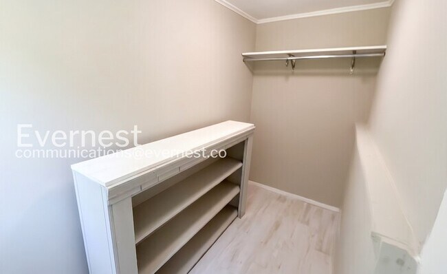 Building Photo - 3 Bed/1 Bath Home with Off-Street Parking / Available Now!