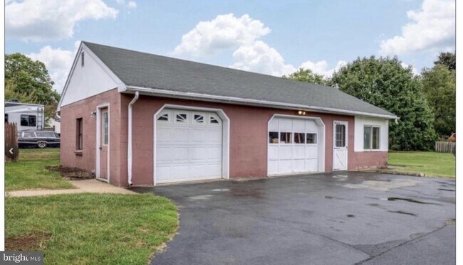 Building Photo - 923 Rohrerstown Rd