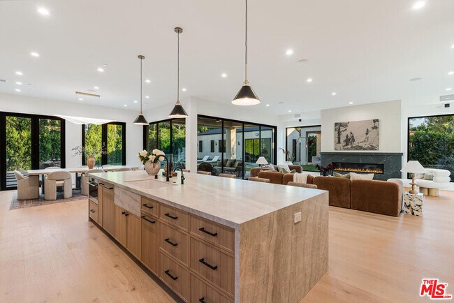 Building Photo - 5064 Encino Ave