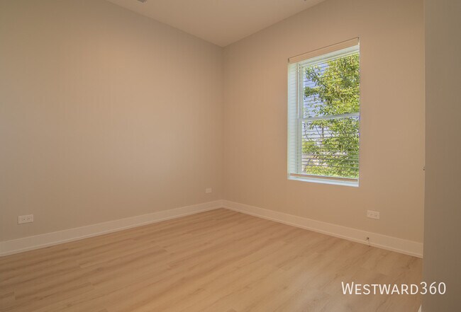 Building Photo - 1546 N Homan-3