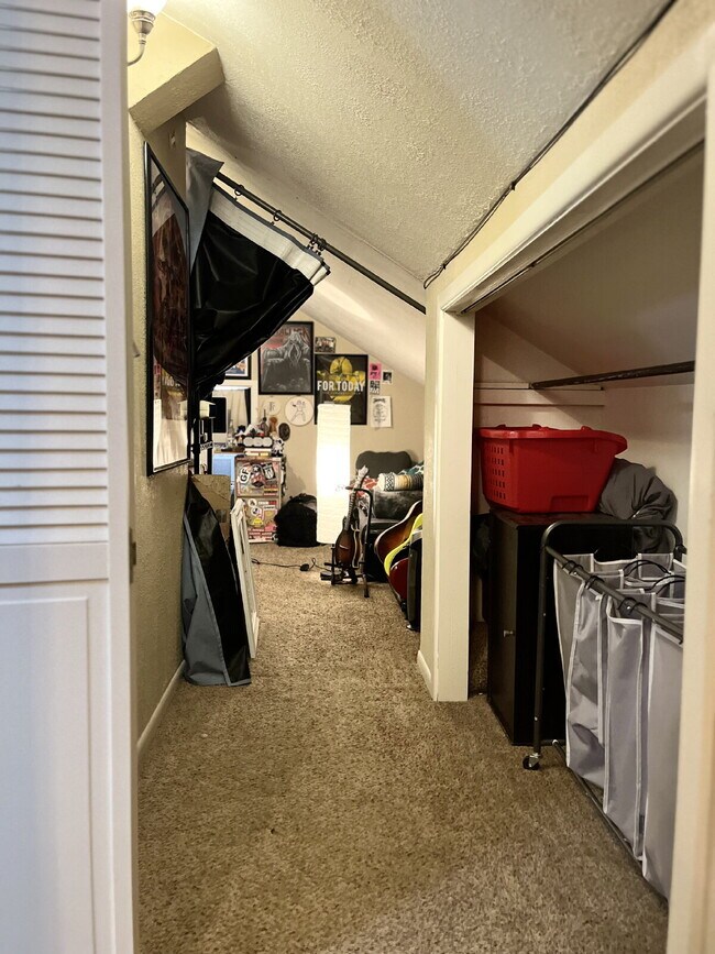 Building Photo - Spacious 4-Bedroom Home Available for Fall 2026 Pre-Lease