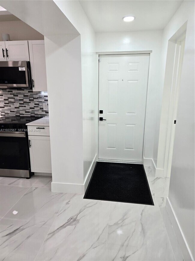 Building Photo - 987 NE 145th St