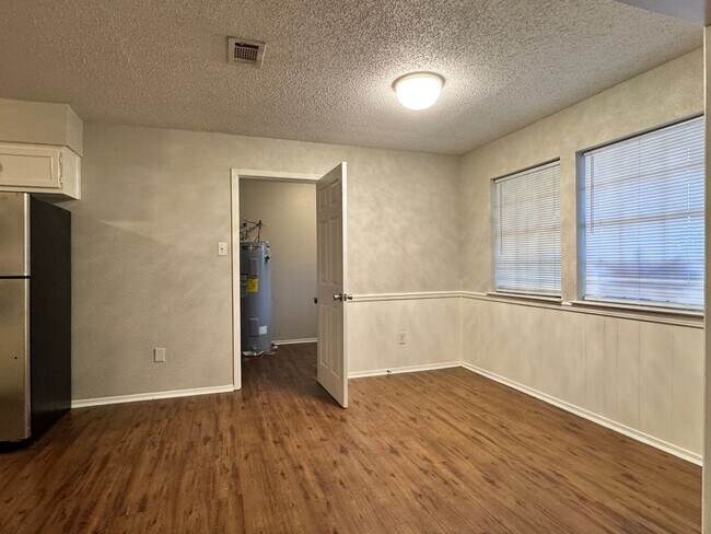 Building Photo - 405 Cypress Cir