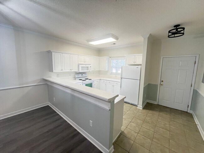 Building Photo - First Floor, 2 Bedroom, 2 Bath Condo with Screened Patio! Community Pool! Available Now!