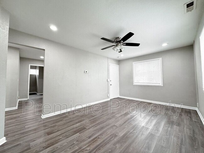 Building Photo - 10607 E Lexington Ave