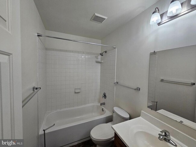 Building Photo - 806 Grove Ave