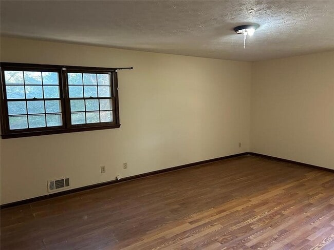 Building Photo - 1530 Oleander Dr SW